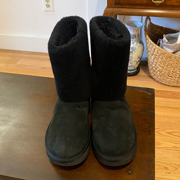 UGG Classic Short II Sherpa Cuff Boots - Women’s - Picture 2 of 9